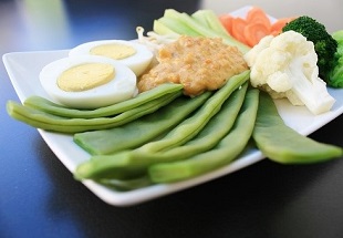 Gado-gado - salade indonésienne aux cacahuètes